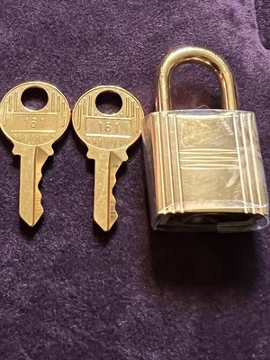 ❤️ 【Hermes 】愛馬仕 凱莉包 經典 全新金色鎖頭1與鑰匙2支 女包配件 掛件 項鍊現貨直購