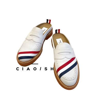 CIAO/SH 名牌精品店  THOM BROWNE 白色皮革前"紅白藍"彩帶圖包式拖鞋