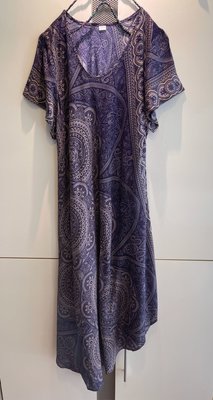 [顯瘦+U領口設計]++特價++新品入荷 女孩們最愛的涼麻棉布料下擺圓弧傘狀~波希米亞風繁複花柄長版洋裝(藍紫花柄)