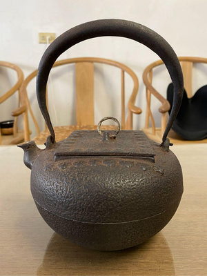 日本老鐵壺(已讓藏)砂鐵四方鐵蓋明治~大正時期銅環柚肌如意紋飾傳統手工燒型鑄造