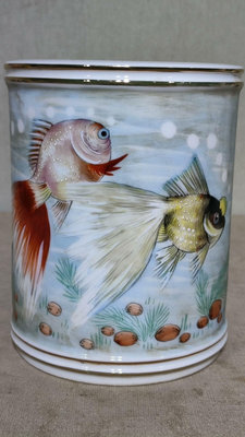 粉彩金魚筆筒，手繪細致漂亮，瓷質一流，全品，高13.6徑11