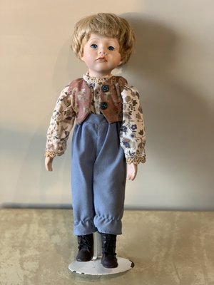 ［老東西］古董歐洲手工陶瓷娃娃，身高約40公分 含架子約43公分，重約一公斤多，衣服褲子襪子靴子皆可以穿脫早期高級手工作