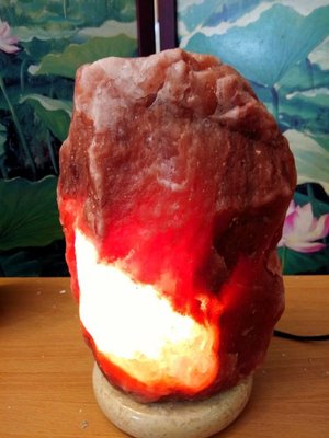 月理水晶鹽燈6.8公斤~喜馬拉雅鴿血紅鹽晶燈~ 只賣1020元~玉石底座可調適開關
