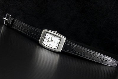優雅酒桶型錶款不鏽鋼金屬製錶殼!帶寬18mm真皮錶帶!清晰刻度