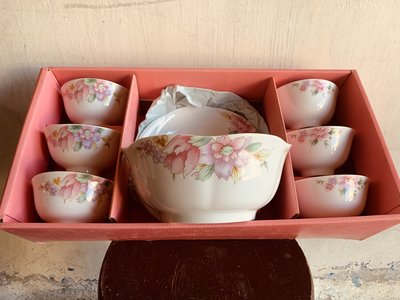 老台灣瓷器 紫紅色小花 精緻花卉 圓盤 花盤 飯碗 國際 非大同瓷器