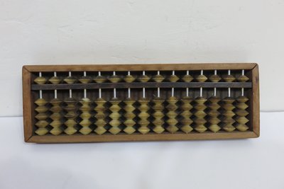 【讓藏】早期收藏臺灣老算盤,,檜木製,榫接,,底部封板少有,,B件