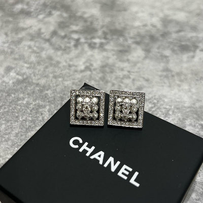 Chanel 耳環 方型水鑽珍珠logo   《精品女王全新&amp;二手》