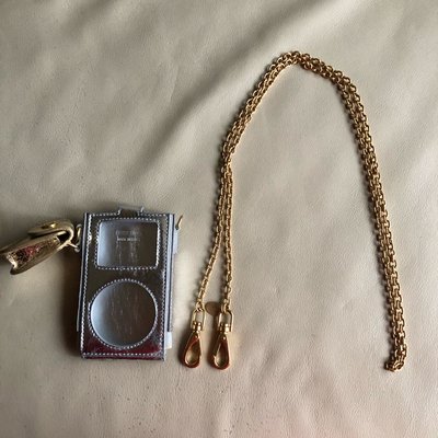 [熊熊之家3]保證全新正品 MIU MIU 銀色 漆皮 iPod 保護套 脖掛 證件夾 (2)
