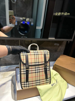 【二手包包】size：2826cmbur雙肩包防水尼龍材質搭牛皮超輕超方便五金很閃亮最喜歡的就是這種學院風 NO90805