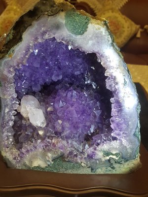 ❤喜悅坊典藏珍品❤原皮帶球花伴生方解石（錢母）紫晶洞