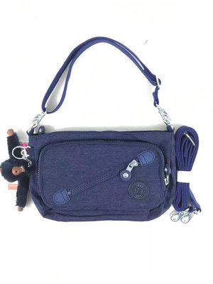 小Z代購#Kipling 猴子包 K13696 亞麻藍 輕量輕便多夾層 斜背肩背包 零錢包 收納 防水