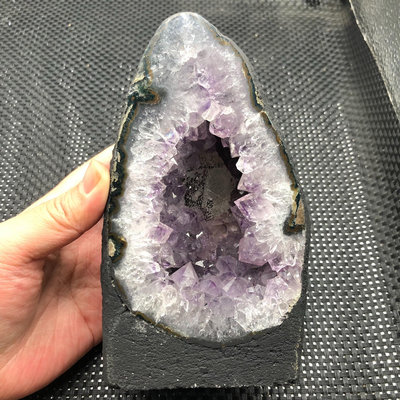 【二手】天然紫水晶晶洞擺件里面有共生的方解石很特別一物一圖規格 天然原石 擺件 標本【破銅爛鐵】-4795