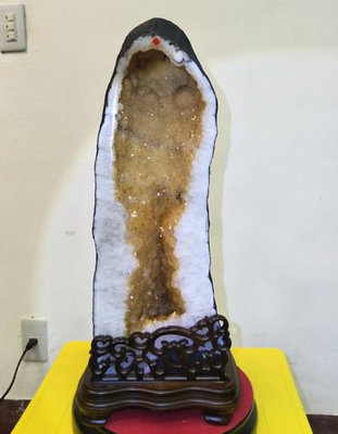 巴西黃水晶洞木型 含座重15.75公斤 高53寬22深25 洞深6公分