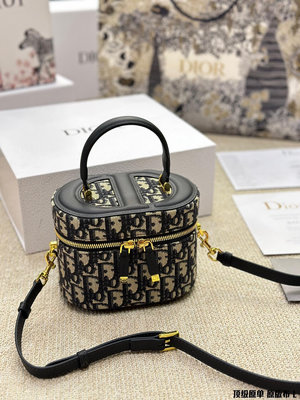 【二手包包】布 Dior2023新款老花化妝包經典時髦Dior新款老花化妝包，造型更加精致精巧的設計充分體現NO147160