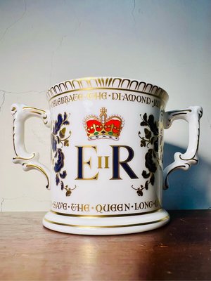 【梅根甜甜歐洲古物】稀有親筆簽名@英國 Royal Crown Derby 2012女王皇家紀念限量骨瓷杯 *現貨在台*