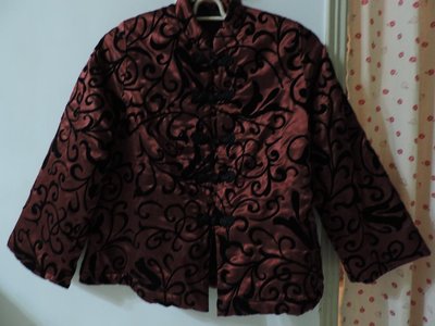 女童專櫃品牌WHY AND1/2 橘紅色亮緞面織黑絲绒外套 中國風絲綢織花內裡 中國結包扣喜氣洋洋過年款125CM 9號