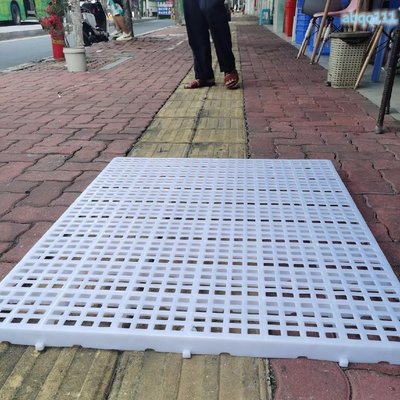 白色塑料網格地墊板可拼接網格地墊防潮墊隔水防雨水墊板100*80塑料板 塑膠板 卡板箱 托盤 腳墊 踏板 防潮板 貨架正
