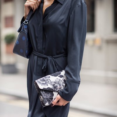英國 Cath Kidston 黑色牡丹 個性時尚 PVC防水 OL 手拿包/晚宴包/信封斜背包