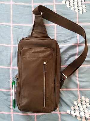 LONGCHAMP 男性真皮斜側背包 全新正品