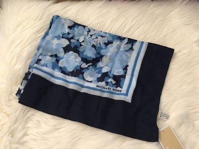 Michael Kors MK花朵圍巾、絲巾$ 1800含運費。現貨在美國。