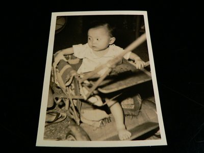 古玩軒~照片.相片.老照片.黑白相片.生活照.早期竹編娃娃車.嬰兒坐椅WC129