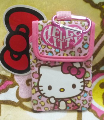 日版﹝Sanrio﹞限定※Hello Kitty凱蒂貓※粉紅色【凱蒂貓彩色蘋果圖案】掛式收納包/相機包