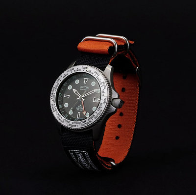 PORTER x CITIZEN GMT WORLD TIME 聯名款手錶 386-19831。太陽選物社