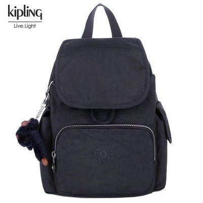 小Z代購#Kipling 猴子包 K12671 藍黑 輕量 多夾層時尚雙肩後背包 兩側有口袋 實用經典 旅行 出遊 防水 中款