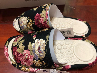 ~~凡爾賽生活精品~~全新日本進口黑底花朵造型室內健康拖鞋L號~日本製