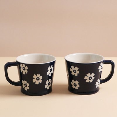 日式小花朵深藍色馬克杯 花朵馬克杯 茶杯 杯子 手把杯 深藍色 白色 陶瓷餐具 茶杯【小雜貨】
