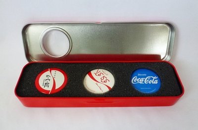 【蜜柑小舖】可口可樂COCA-COLA紀念徽章鐵盒組 三種別針徽章 鐵盒可當鉛筆盒 收藏盒