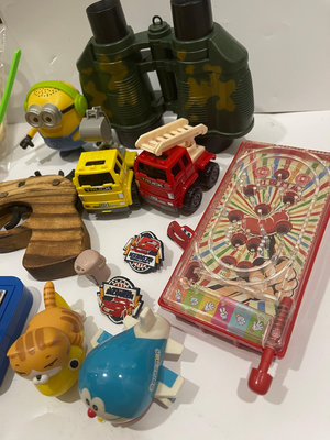 《一元起標 多樣古早玩具 玩具公仔 台灣鐵道故事館 彈珠台 多啦A夢 望眼鏡 小叮噹汽車