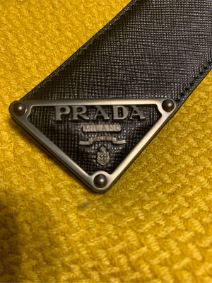 Prada經典防刮牛皮皮帶.特殊三角LOGO設計.適合低調奢華的您！尺寸90公分.寬4公分.