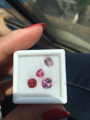 尖晶石，3克拉一手出，懶得拍圖了，晶體顏色都還不錯，紅色粉色