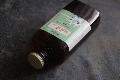 {kóo-ì antique 古憶舖} 老台灣1978年 東信藥廠 氯黴素 褐色玻璃鐵蓋 中型方瓶老藥罐