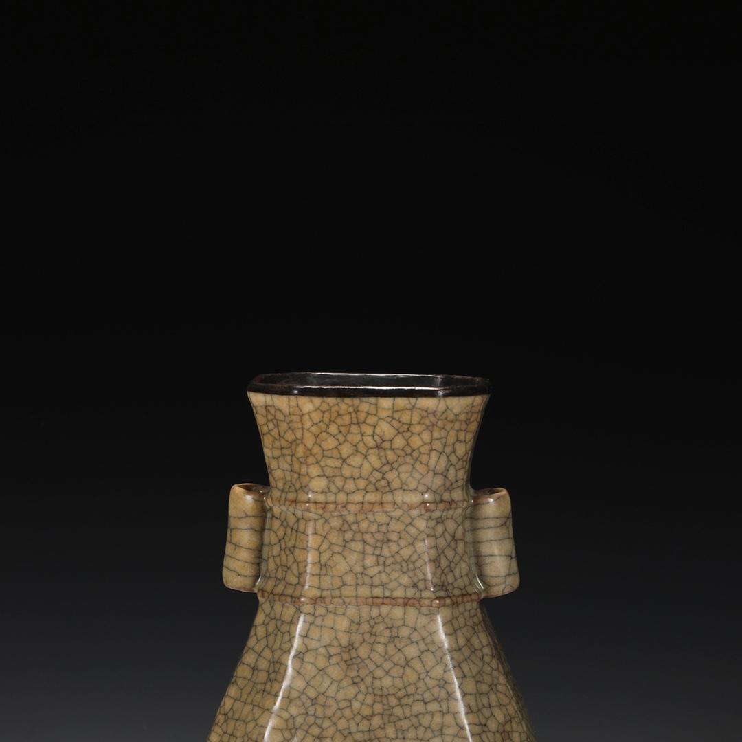 舊藏北宋哥窯米黃釉銀口大八方貫耳瓶“建福宮” 尺寸：高29.5公分肚徑 
