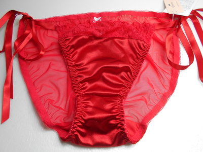 女【Qmomo】全新~玫瑰紅性感迷人精美蕾絲丁字內褲XL號~99元起標~標多少賣多少~  (8A32)