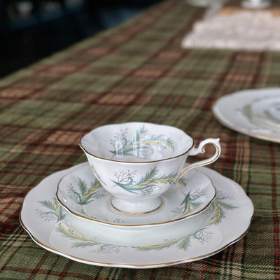 【二手】英產royal Albert闊口杯碟、大中小盤，avon杯型 回流 收藏 中古瓷器 【天地通】-2161