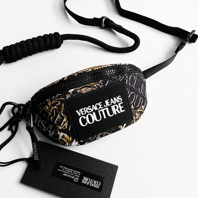 美國百分百【全新真品】Versace Jeans 凡賽斯 斜背包 VJ 胸包 LOGO 男包 專櫃精品 黑色 CK77