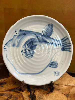 日本有古窯手繪青花比目魚盤一個，全手繪比目魚畫片，全手工胎。