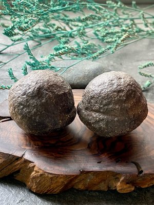 薩滿魔石（Shaman Stone)，或稱為魔奇球(Moqui Ball, or Moqui Marble)一對（S12）