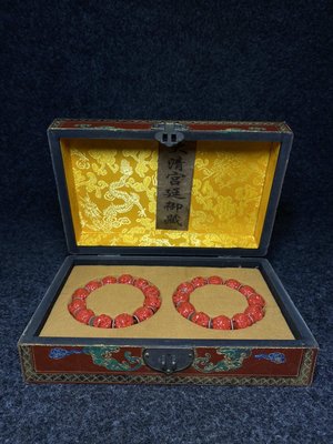 大清乾隆御制珊瑚手串漆器盒佩戴紅珊瑚飾品　　這也是紅珊瑚的神秘之處和獨特魅力。手06101