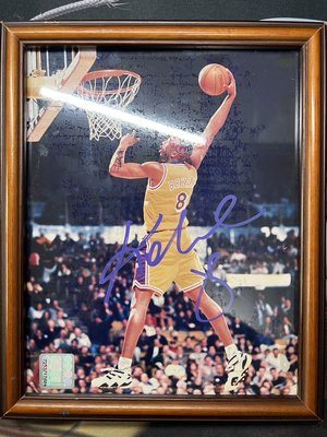 5. Kobe Bryant 1997-6-9 新人年簽名照片8X10 NBA認證照片 COA認證 稀有釋出 RC AU