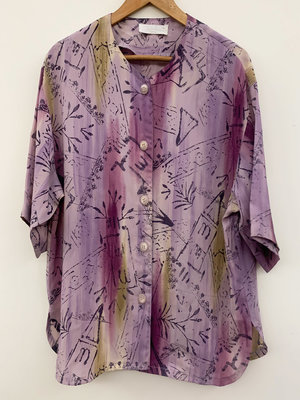 NANA 日本古著 渲染壓花紋 柔霧綢緞 圓領短袖 花襯衫 罩衫 日式藤鼠灰紫色