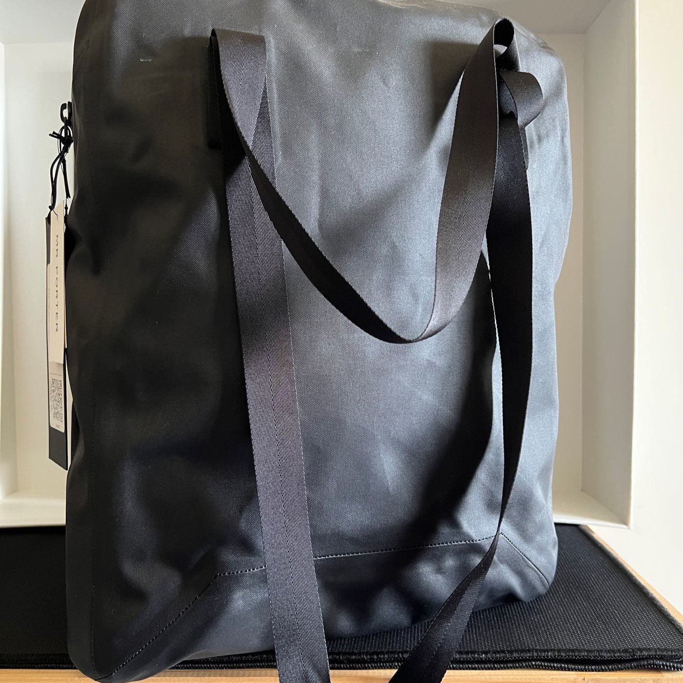 全新正貨始祖鳥arc'teryx veilance seque tote 現貨，黑色！ | Yahoo