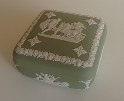 WEDGWOOD 綠色碧玉 希臘神話浮雕裝飾方形珠寶盒(邊緣有破損)