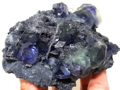 ***原礦屋*** 無二藏品！A級福建多面結晶藍紫色螢石原礦(每顆均帶彩虹光)496g！(寶石、礦石、擺飾)