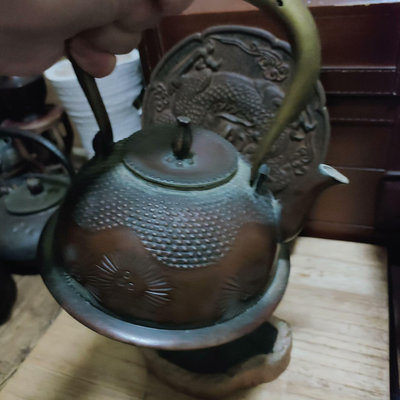 日本老鐵壺，老銅壺。器型應該明治早期。老包漿。老水垢。燒水絕