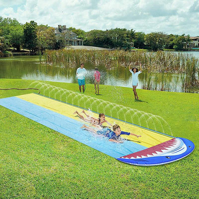 【游泳裝備】 鯊魚噴水滑水道戶外草坪灑水游戲墊兒童戲水玩具沖浪滑梯噴水池