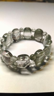 水晶特價品~綠幽靈手排手鍊~每片寬度約1.2cm,隔珠直徑約0.5cm,適合手圍17cm佩戴!手排內徑約5cm!